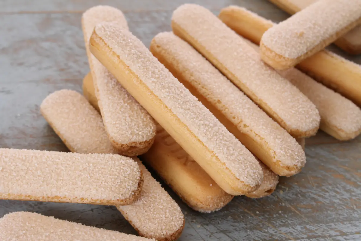 Lady shop finger biscuit